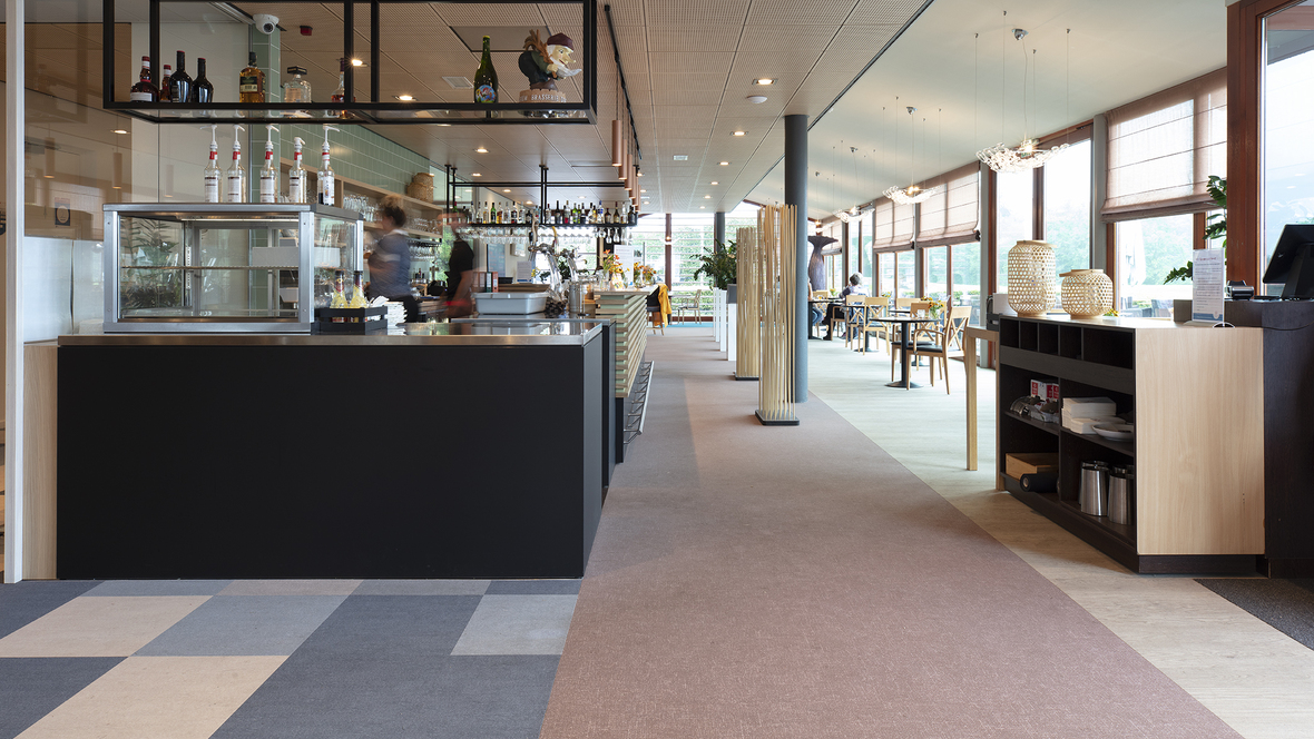 Combinatie Flotex vloertegels, banen en stroken in restaurant golfclub Rijk van Margraten